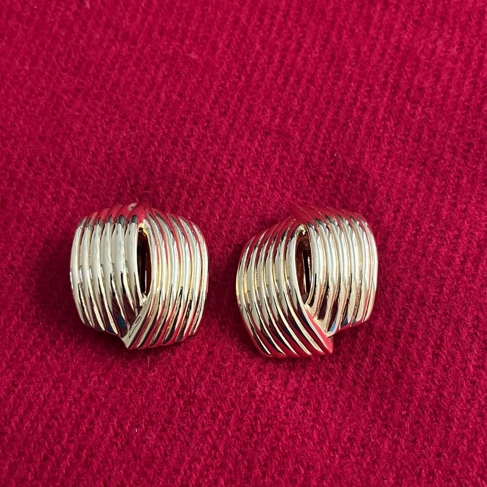 Vintage Joan Rivers Golden Double Ribbed Clip-on Earrings in Mint Condition